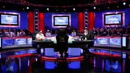 Pemain poker Hossein Ensan (kiri) dan Dario Sammartino (kanan) bermain dalam final World Series of Poker di Las Vegas, Amerika Serikat, Rabu (17/7/2019). Ensan adalah penduduk asli Iran yang berimigrasi ke Jerman 30 tahun lalu. (AP Photo/John Locher)