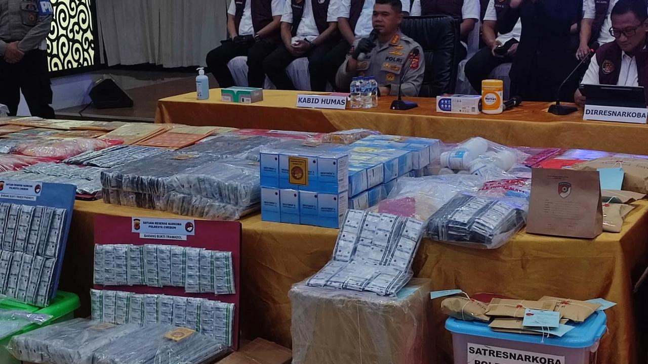 Pers rilis kasus pengungkapan narkoba dan obat terlarang di Polda Jabar.
