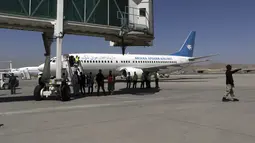 Penumpang turun ketika mereka tiba dari Kandahar, di Bandara Internasional Hamid Karzai di Kabul, Afghanistan (5/9/2021). Duta Besar Qatar untuk Afghanistan menyatakan bahwa landasan pacu bandara Kabul sudah dibenahi sehingga dapat kembali dipakai untuk penerbangan domestik dan bantuan. (AP/Wali Sab