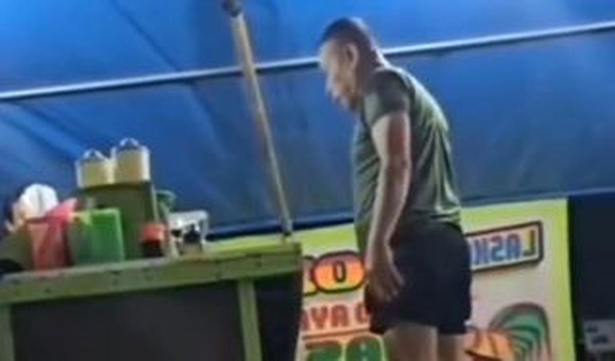 Meski pemilik warung telah meminta maaf, pria tersebut tetap marah dan tak terima. <br>