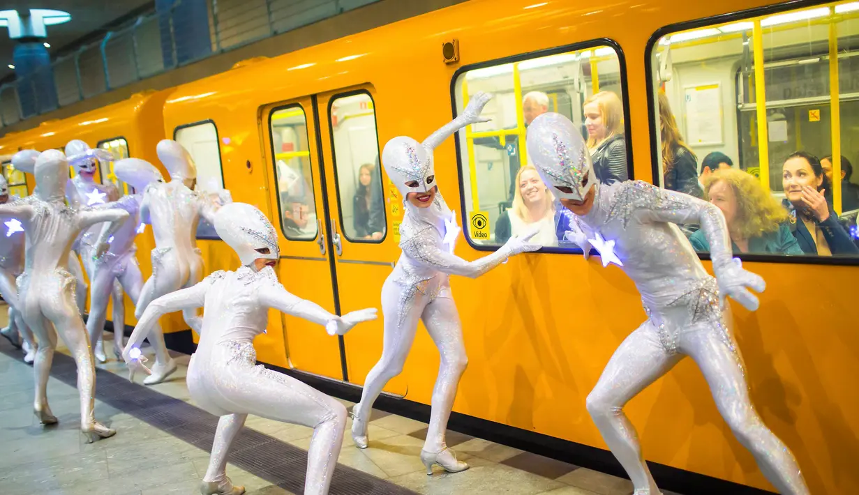 Aksi para Friedrichstadt-Palast saat sesi pemotretan untuk promosi acara "THE WYLD" di stasiun kereta bawah tanah di Berlin, Jerman, 23 Juni 2015. (REUTERS/Hannibal Hanschke)