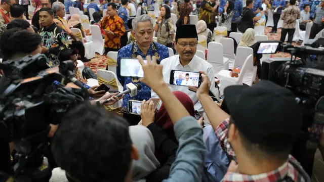 Menteri Sosial Saifullah Yusuf (Gus Ipul) saat menghadiri Pembahasan dan Klarifikasi Usulan Penyelenggaraan Sekolah Rakyat dari pemerintah daerah dan perguruan tinggi di Gedung Konvensi Kompleks Taman Makam Pahlawan Kalibata, Jakarta.