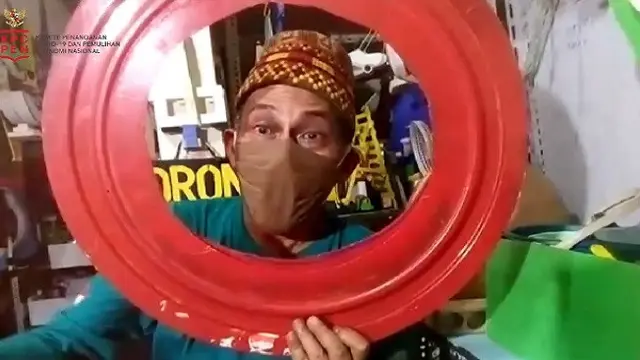 Pendongeng PM Toh menyampaikan edukasi COVID-19 lewat dongeng (Tangkapan Layar Youtube BNPB Indonesia)