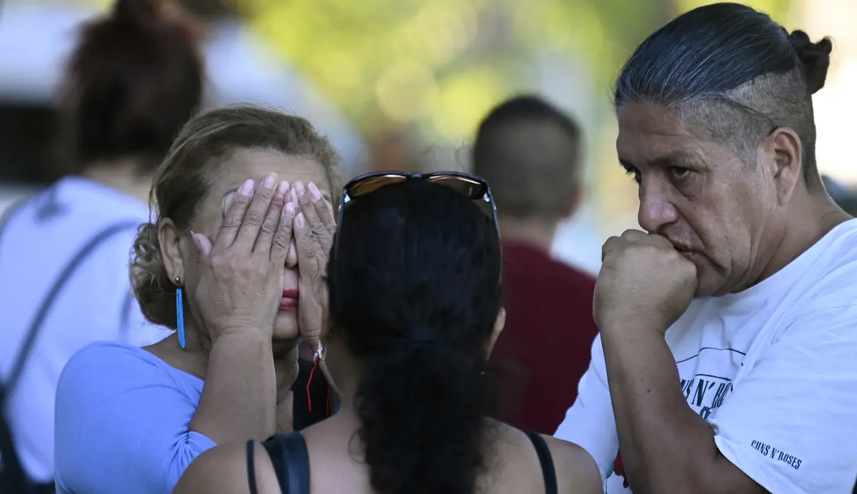 Reaksi ibu dari salah satu korban, yang tewas dalam kebakaran di sebuah klub malam tempat ia merayakan ulang tahunnya di Murcia, Spanyol di mana mereka telah menerima bantuan psikologis, pada 1 Oktober 2023. (JOSE JORDAN / AFP)