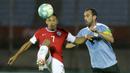 Bek Uruguay, Diego Godin, berebut bola dengan penyerang Chile, Alexis Sanchez, pada laga kualifikasi Piala Dunia 2020 zona Amerika Selatan di Estadio Centenario, Jumat (9/10/2020) pagi WIB. Uruguay menang 2-1 atas Chile. (AFP/Matilde Campodonico/pool)