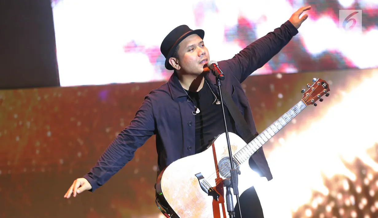 Aksi panggung vokalis Padi Reborn, Fadly saat tampil di Magnificent Seven with Padi Reborn di Avenue of the Stars, Lippo Mall Kemang, Jakarta, Jumat (27/9/2019). Padi Reborn juga membawakan single terbarunya yang berjudul 'Kau Malaikatku'. (Kapanlagi.com/Budy Santoso)