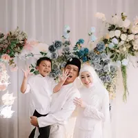 Potret bahagia Larissa Chou dan Ikram Rosadi pamer cincin dan buku nikah setelah akad. (Sumber: Instagram/ikram_rsd)