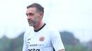 Pelatih Persija Jakarta, Thomas Doll, saat melawan Persikota Tangerang dalam uji coba di Nirwana Park, Sawangan, Depok, Kamis (15/2/2024). (Bola.com/M Iqbal Ichsan)