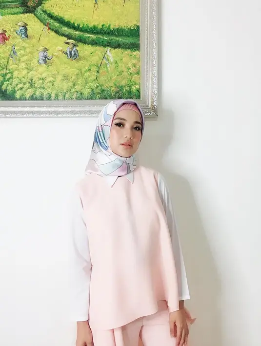 "Ini cara Tuhan berbicara dengan kita. Pas beliau cerita Nurun Alan Nur, setelah cari sebuah kebenaran tuhan akan buka lebih besar lagi. Kita itu harus berlari mencari keterangan. Udah gitu aku nangis nangis gitu," kata Chacha. (Instagram/chafrederica)