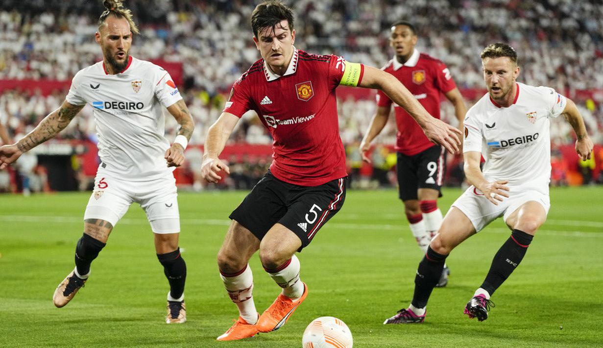 Pemain Manchester United, Harry Maguire, berusaha mengejar bola saat melawan Sevilla pada leg kedua perempat final di Ramon Sanchez Pizjuan, Jumat (21/4/2023). (AP Photo/Jose Breton)