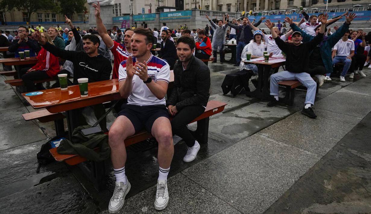 Suporter Inggris bersorak saat menyaksikan pertandingan putaran 16 besar Euro 2020 antara Inggris dan Jerman dari zona penggemar di Trafalgar Square, London, Inggris, Selasa (29/6/2021). Inggris menang 2-0. (AP Photo/Matt Dunham)