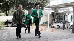 Ketua Umum PPP hasil Muktamar Jakarta, Djan Faridz, dan pengurus kubunya menyambangi Gedung KPK untuk meminta penangguhan penahanan atas tokoh senior partainya, mantan Ketua Umum PPP Suryadharma Ali, Jakarta, Senin (15/6/2015). (Liputan6.com/Helmi Afandi)