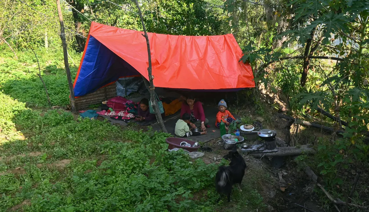 Sedikitnya 157 orang tewas di distrik-distrik terpencil di bagian barat Himalaya. (PRAKASH MATHEMA/AFP)