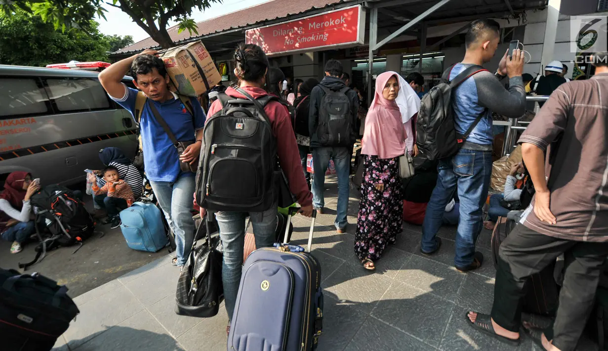 Penumpang arus balik membawa barang bawaannya keluar meninggalkan Stasiun Senen, Jakarta, Sabtu (1/7). Menurut pihak PT KAI, jumlah penumpang yang turun di Stasiun Pasar Senen diprediksi kuat masih akan bertambah. (Liputan6.com/Yoppy Renato)