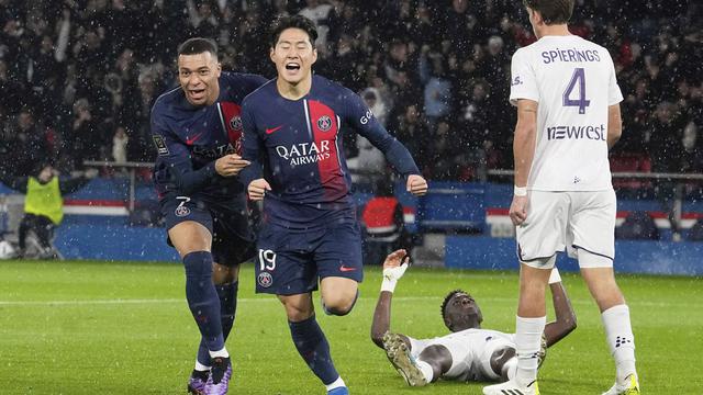 Foto: Aksi Kylian Mbappe dan Lee Kang-in saat Membawa PSG Menjuarai Piala Super Prancis 2023
