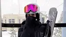 <p>Anya Geraldine tampil dengan jaket hitam, dipadu celana panjang bercorak black and white saat main jet ski. @anyageraldine.</p>