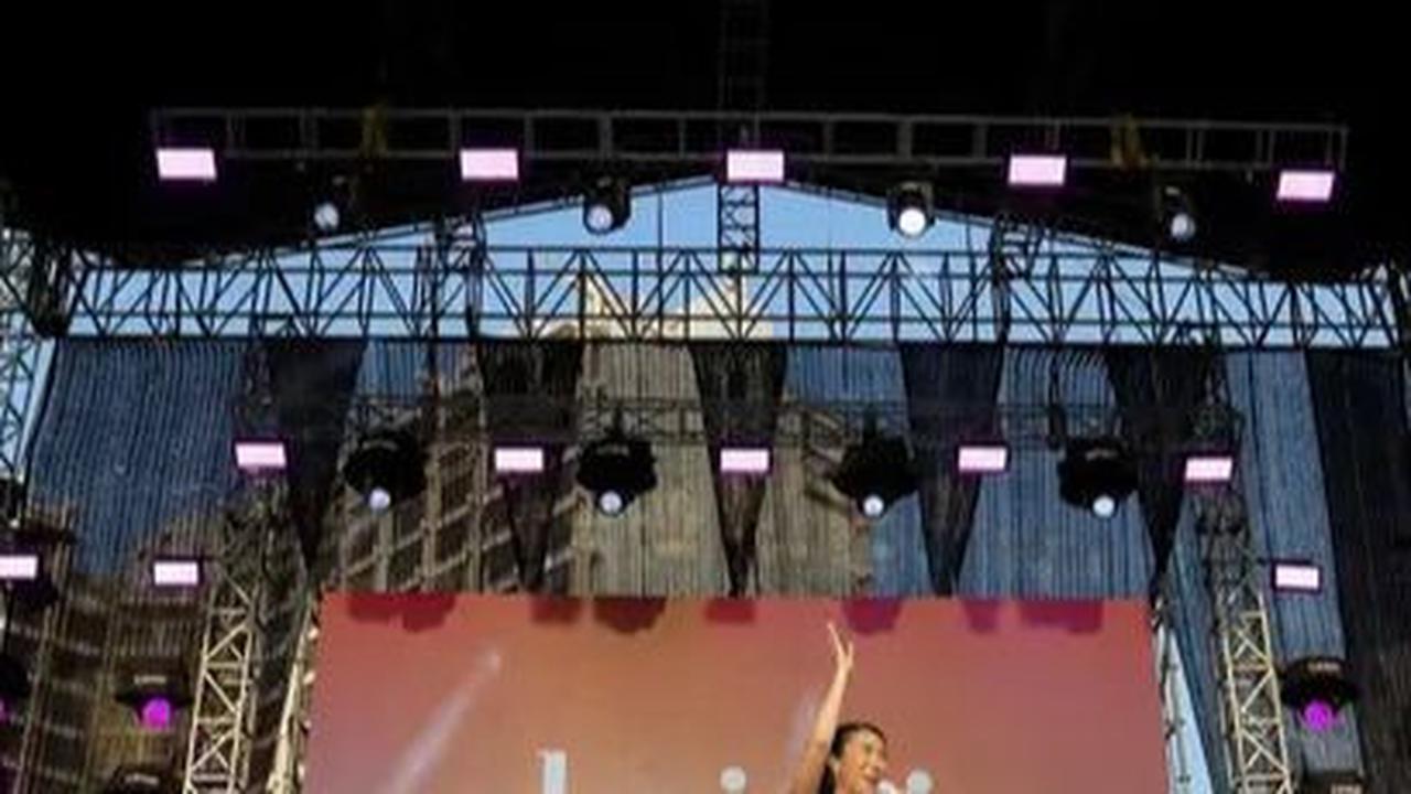 Penampilan penyanyi Christie di acara KapanLagi Buka Bareng BRI Festival 2024 di Plaza Timur Senayan, Jakarta, Sabtu (23/3/2024). (Liputan6.com/Herman Zakharia)