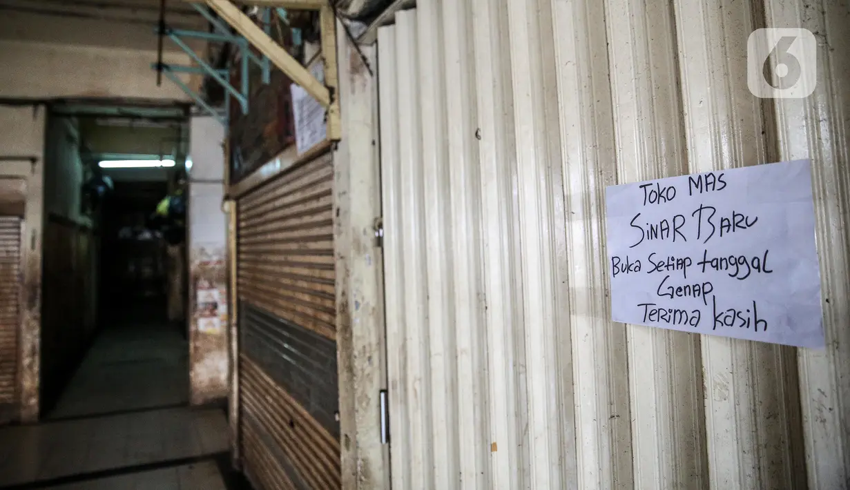 Suasana Pasar Kebayoran Lama yang ditutup di Jakarta Selatan, Kamis (18/6/2020). Pasar Kebayoran Lama ditutup sementara selama tiga hari mulai hari ini, 18-20 Juni 2020 untuk sterilisasi usai 14 pedagang dinyatakan positif COVID-19. (Liputan6.com/Faizal Fanani)