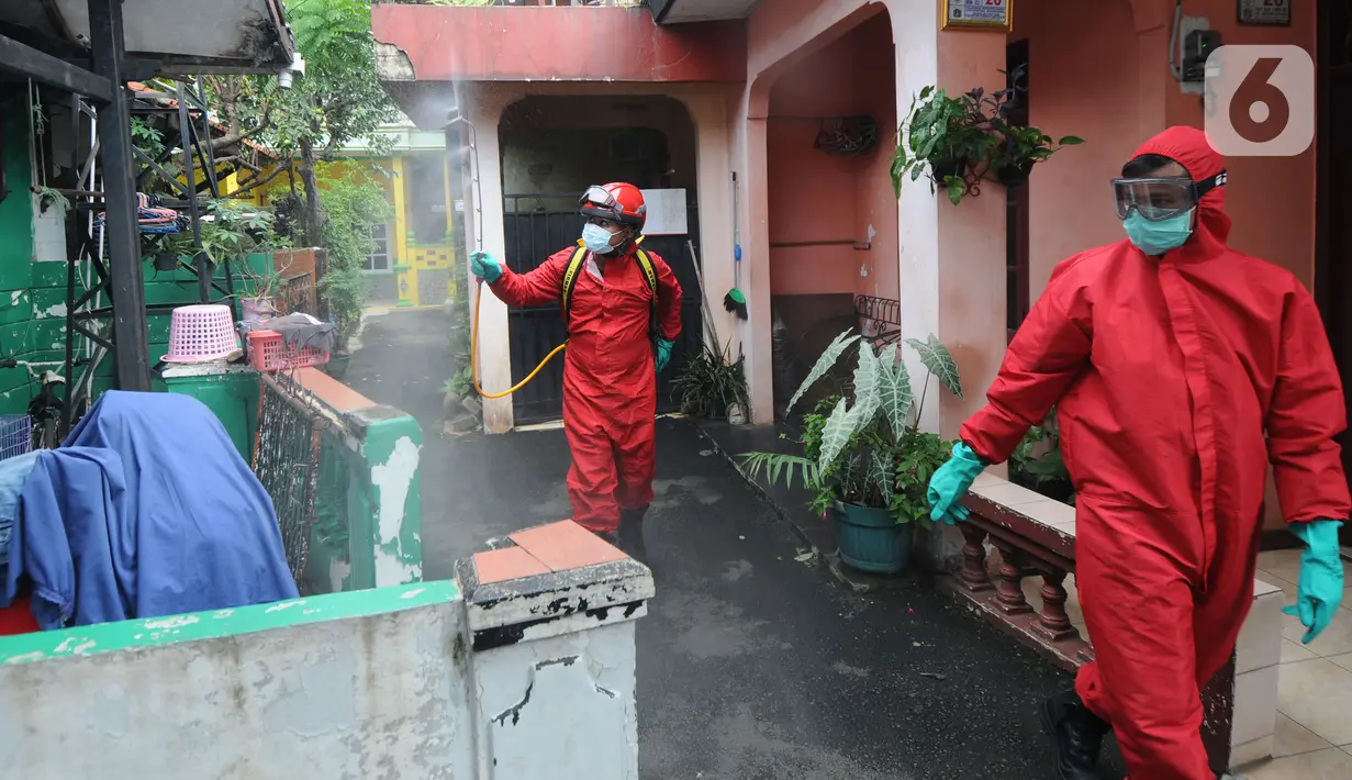 Petugas damkar menyemprotkan desinfektan di kawasan permukiman RT 04/ RW 02 Kelurahan Srengseng Sawah, Jagakarsa, Jakarta, Selasa (25/05/2021).  Sebanyak 13 orang di wilayah itu diketahui positif Covid-19 yang diduga tertular setelah melaksanakan mudik dan halal bihalal. (merdeka.com/Arie Basuki)