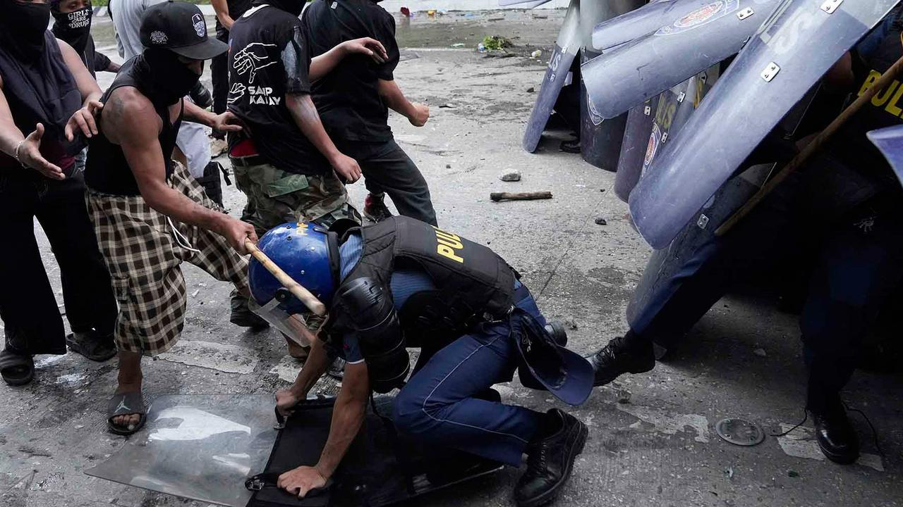 FOTO: Bentrokan di Manila,  Puluhan Orang Ditangkap dalam Aksi Antikorupsi Filipina