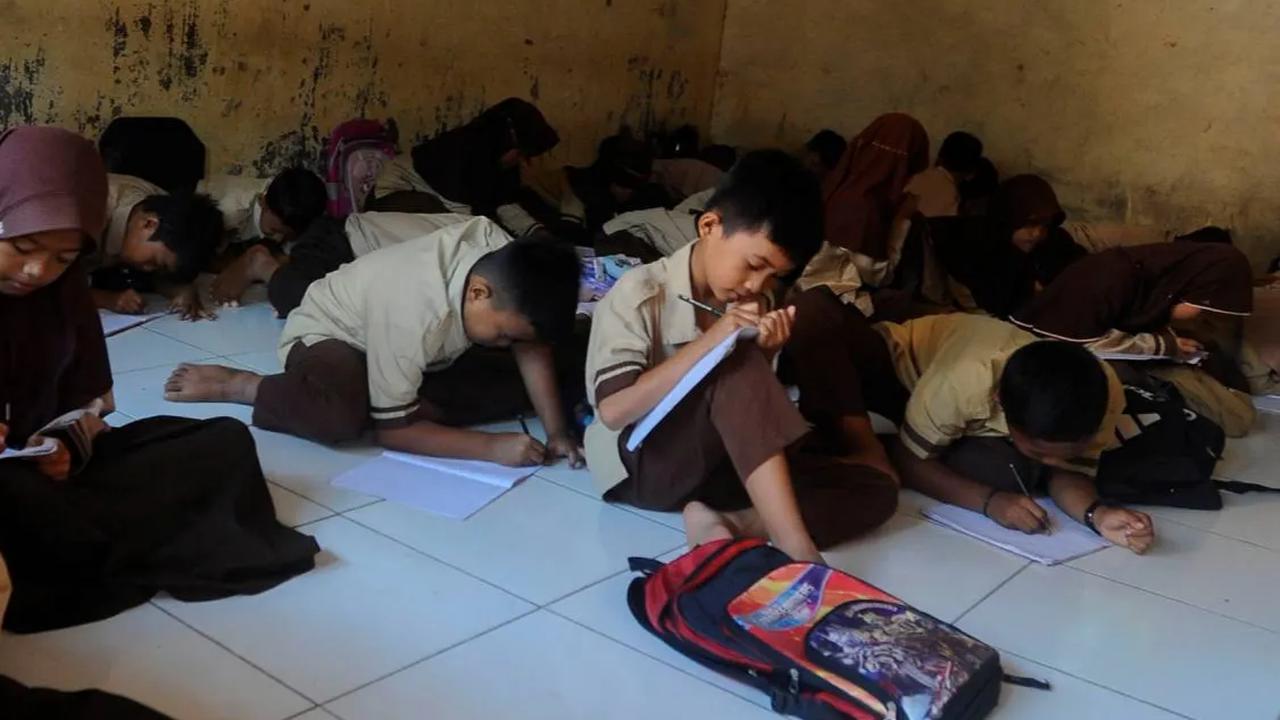 Selain itu atap musola kecil ini terlihat terbuat dari asbes yang bersifat dapat menimbulkan hawa panas ketika belajar di dalam ruangan.<br>