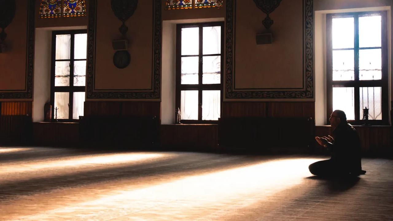 1. Mengucapkan bacaan niat salat witir sendiri untuk 3 rakaat <br>