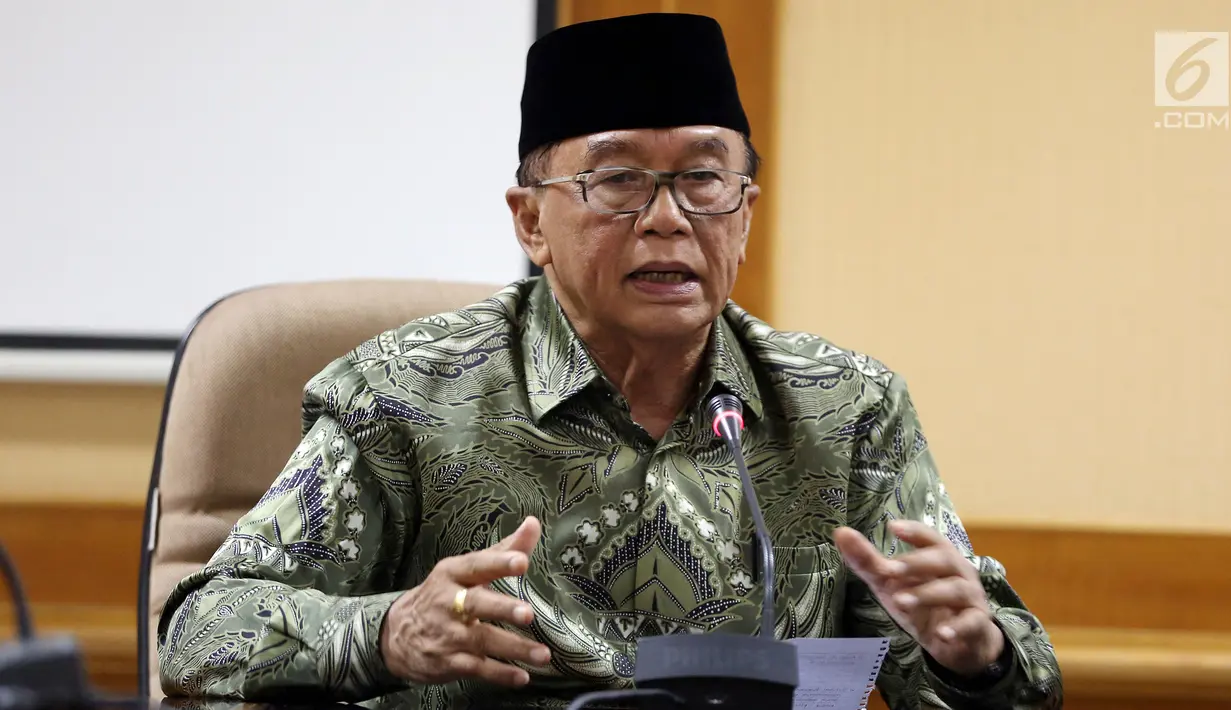 Anggota Dewan Pertimbangan Presiden, Sidarto Danusubroto saat menghadiri forum pengajian sejuk dengan tema "Islam Cinta dari Murcia" di kampus UIN Jakarta, Selasa (5/12). (Liputan6.com/JohanTallo)