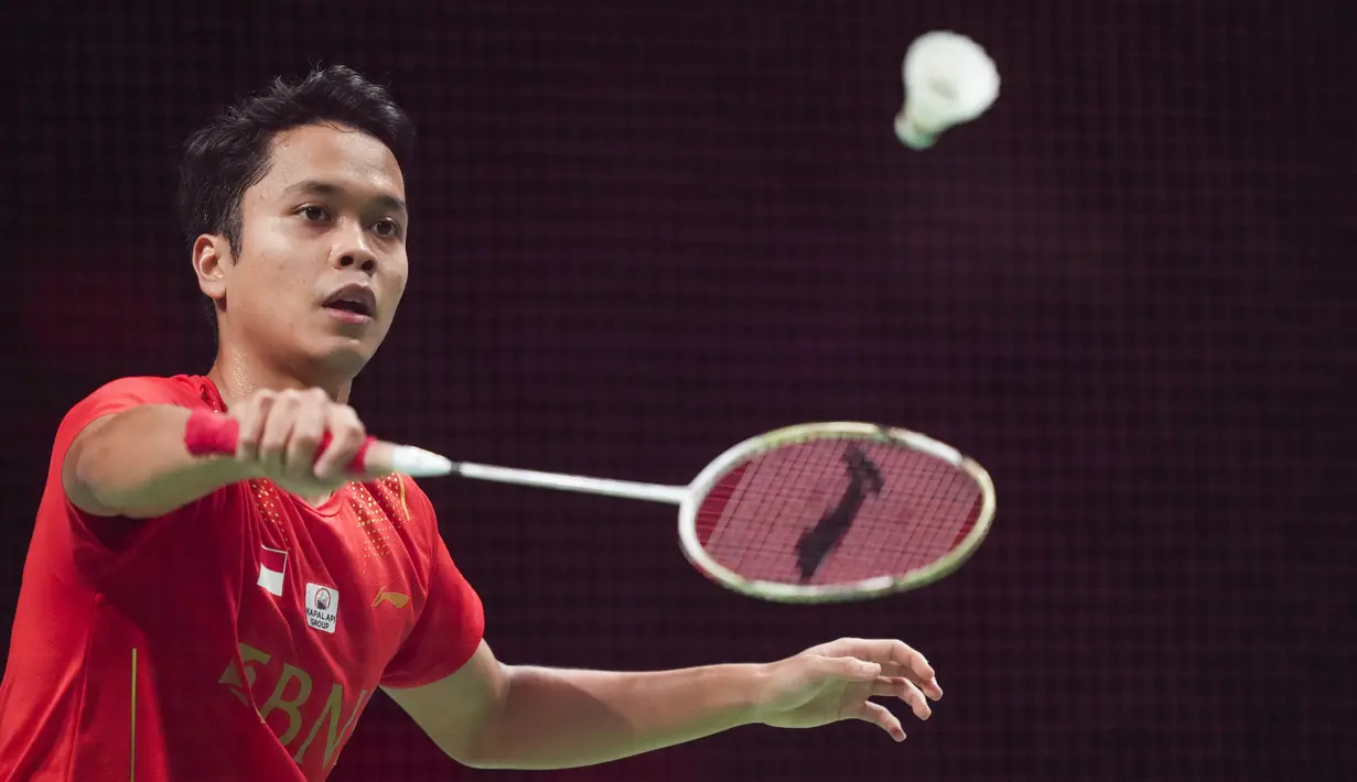 Tunggal putra Indonesia, Anthony Sinisuka Ginting bertanding melawan Lu Guang Zu (China) pada laga pertama final Thomas Cup 2021 di Aarhus, Denmark, Minggu (17/10/2021). Anthony Ginting harus melakoni rubber game untuk menaklukkan Lu Guang Zu 18-21, 21-14, 21-16 (Claus Fisker/Ritzau Scanpix via AP)