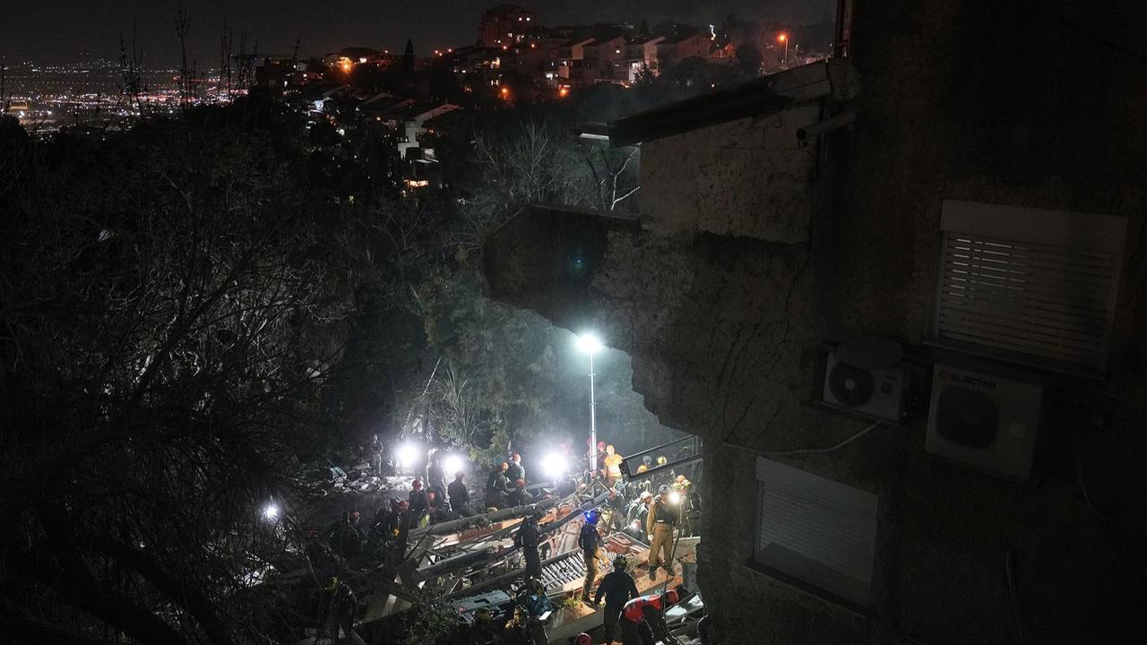 FOTO: Rudal Iran Hantam Permukiman di Haifa Israel