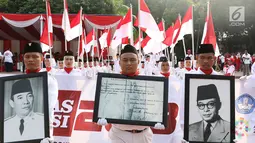 Peserta mengikuti kegiatan Napak Tilas Proklamasi di Tugu Proklamasi, Jakarta, Kamis (16/8). Acara tersebut diadakan dalam rangka menyambut HUT RI yang diikuti oleh masyarakat dari beragam latar belakang. (Liputan6.com/Immanuel Antonius)