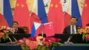 Kedua kepala negara, Presiden Xi Jinping dan Presiden Filipina Rodrigo Duterte saat menghadiri pertemuan bilateral di Beijing (20/10). Duterte mengubah poros kebijakan luar negeri Filipina yang sebelumnya ke AS menjadi ke Tiongkok. (Reuters/ Ng Han Guan)