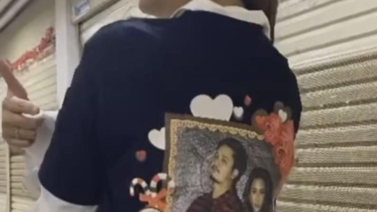 Pada bagian belakang kaos,&nbsp; Sherina memajang foto Derby Romero dan bertuliskan “Bestie Forever” juga dikelilingi hiasan  bunga mawar merah.