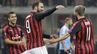 Striker AC Milan, Fabio Borini bersama Gonzalo Higuain, melakukan selebrasi usai membobol gawang F91 Dudelange pada laga Liga Europa di Stadion San Siro, Kamis (29/11). AC Milan menang 5-2 atas F91 Dudelange. (AP/Luca Bruno)