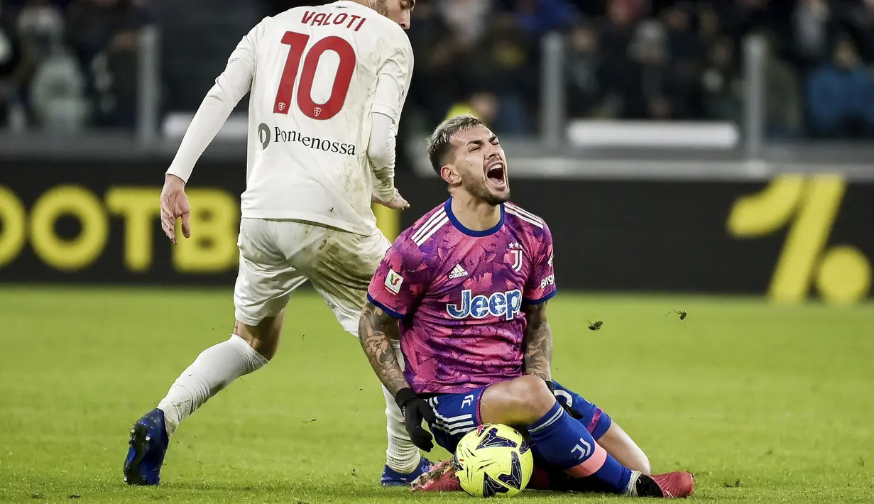 Pemain Juventus, Leandro Paredes, meringis kesakitan setelah dilanggar pemain Monza, Mattia Valoti, pada laga Liga Italia di Stadion Juventus, Turin, (19/1/2023). Kasus ini sendiri terjadi selama masa pandemi lalu. Juventus dicurigai karena melakukan pengurangan gaji para pemainnya yang dianggap tidak wajar. (Marco Alpozzi/LaPresse via AP)