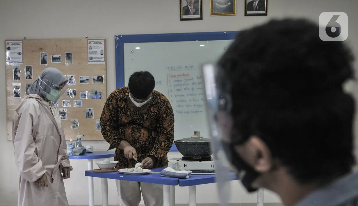 Mahasiswa berkebutuhan khusus memotong telur asin di Lembaga Pendidikan dan Keterampilan Kampusnya Manusia, Kranggan, Bekasi, Jawa Barat, Kamis (3/12/2020). Kelas terapi ini dilakukan dua kali dalam seminggu yang bertujuan meningkatkan kecerdasan motorik dan verbal. (merdeka.com/Iqbal S. Nugroho)