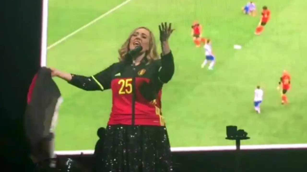 Adele bernyanyi dengan kostum Belgia