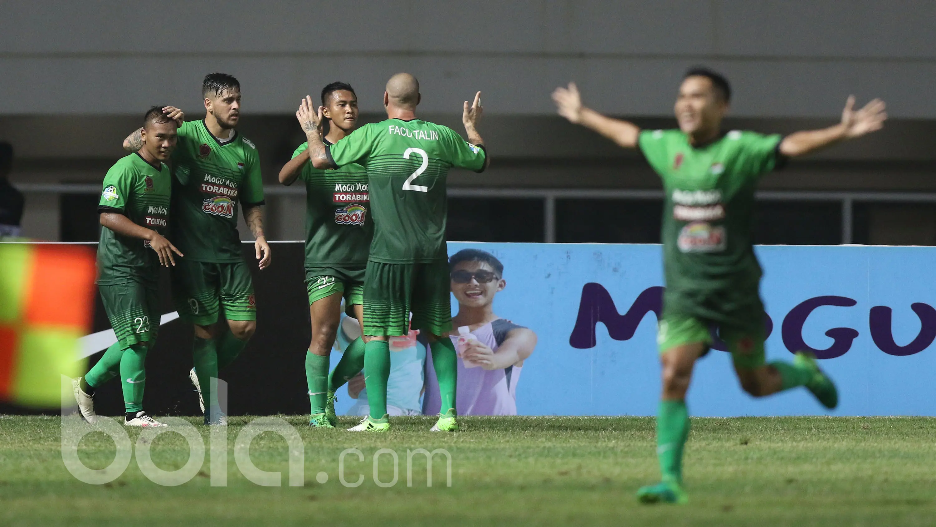 Selebrasi gol para pemain PS TNI saat melawan Persela Lamongan pada lanjutan Liga 1 Indonesia 2017 di Stadion Pakansari, Bogor, Sabtu (27/5/2017). (Bola.com/Nicklas Hanoatubun)