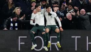 Dua pemain Chelsea, Alejandro Garnacho dan Facundo Buonanotte, merayakan gol ke gawang Cardif dalam laga perempat final Carabao Cup 2025/2026 di Cardiff City Stadium, Rabu (17/12/2025) dini hari WiB. Chelsea menang 3-1 dalam laga ini dan melangkah ke semifinal. (Nick Potts/PA via AP)