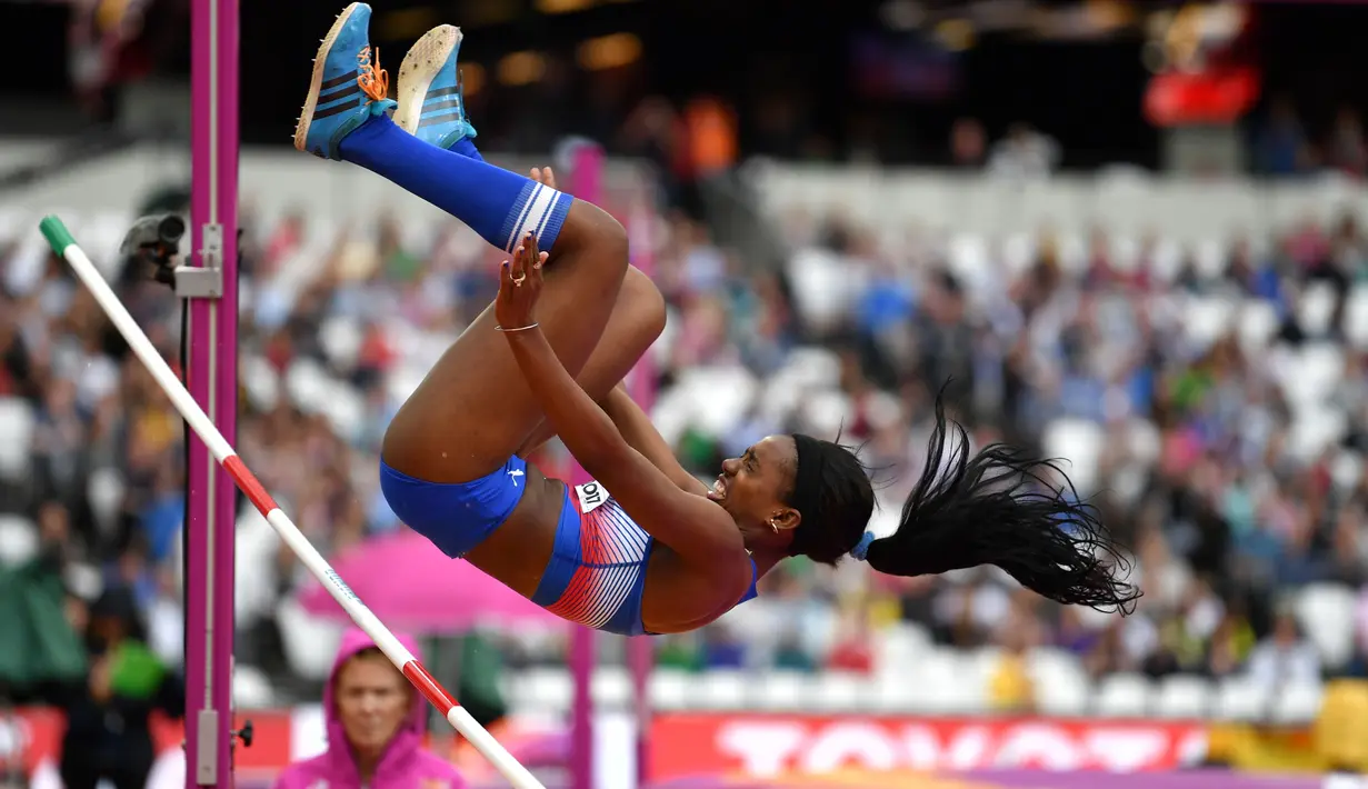 Atlet Kuba, Yorgelis RodrÌguez gagal melewati rintangan saat mengikuti cabang Loncat Tinggi pada kejuaraan IAAF World Championships 2017  di London Stadium (5/8//2017). (AFP/Andrej Isakovic)