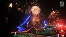 Pengunjung menyaksikan pesta kembang api saat malam Tahun Baru 2019 di Pantai Lagoon, Ancol, Jakarta, Selasa (1/1). Ancol menyajikan pesta kembang api musikal sepanjang 600 meter di bibir pantai dalam menyambut Tahun Baru 2019. (Merdeka.com/Iqbal Nugoho)