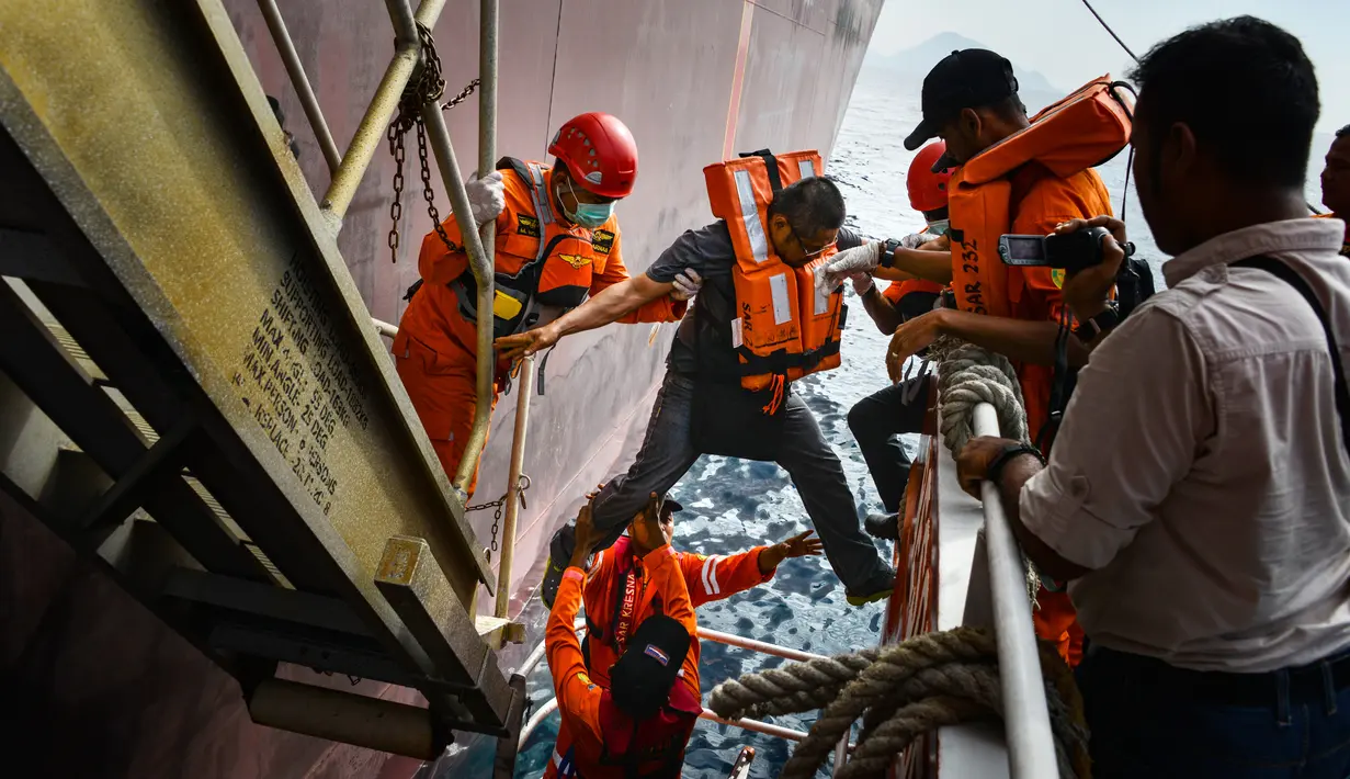 Anggota Basarnas mengevakuasi seorang anak buah kapal (ABK) dari kapal tanker asing berbendera Bahama di lepas pantai Aceh, Selasa (30/7/2019). Basarnas mendapat permintaan pertolongan setelah seorang ABK kapal tanker mengalami sakit jantung di perairan Aceh. (CHAIDEER MAHYUDDIN/AFP)