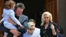 Gwen Stefani dan Blake Shelton sendiri terlihat datang ke Gereja saat paskah bersama ketiga anak Gwen. (HollywoodLife)
