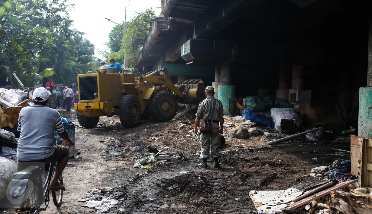 Alat berat dikerahkan untuk menertibkan 80 bangunan liar di Kolong Tol Warakas, Jakarta, ‎Kamis (11/8). Penertiban dilakukan karena keberadaan bangunan liar itu membuat kawasan menjadi kumuh & memicu kerawanan sosial. (Liputan6.com/Faizal Fanani)