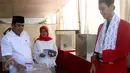 Calon Walikota Tangerang Selatan nomor urut 2 Arsid dan istri memasukan surat suara ke kotak saat menggunakan hak pilih di TPS 31 Kelurahan Pondok Benda, Tangsel, Rabu (9/12). Arsid merupakan pemilih perdana pada TPS tersebut. (Liputan6.com/Fery Pradolo)