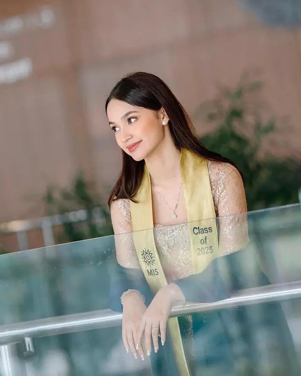 Gaya Anak Cut Tary Wisuda SMA Jadi Sorotan, Model Kebayanya Anggun Memesona