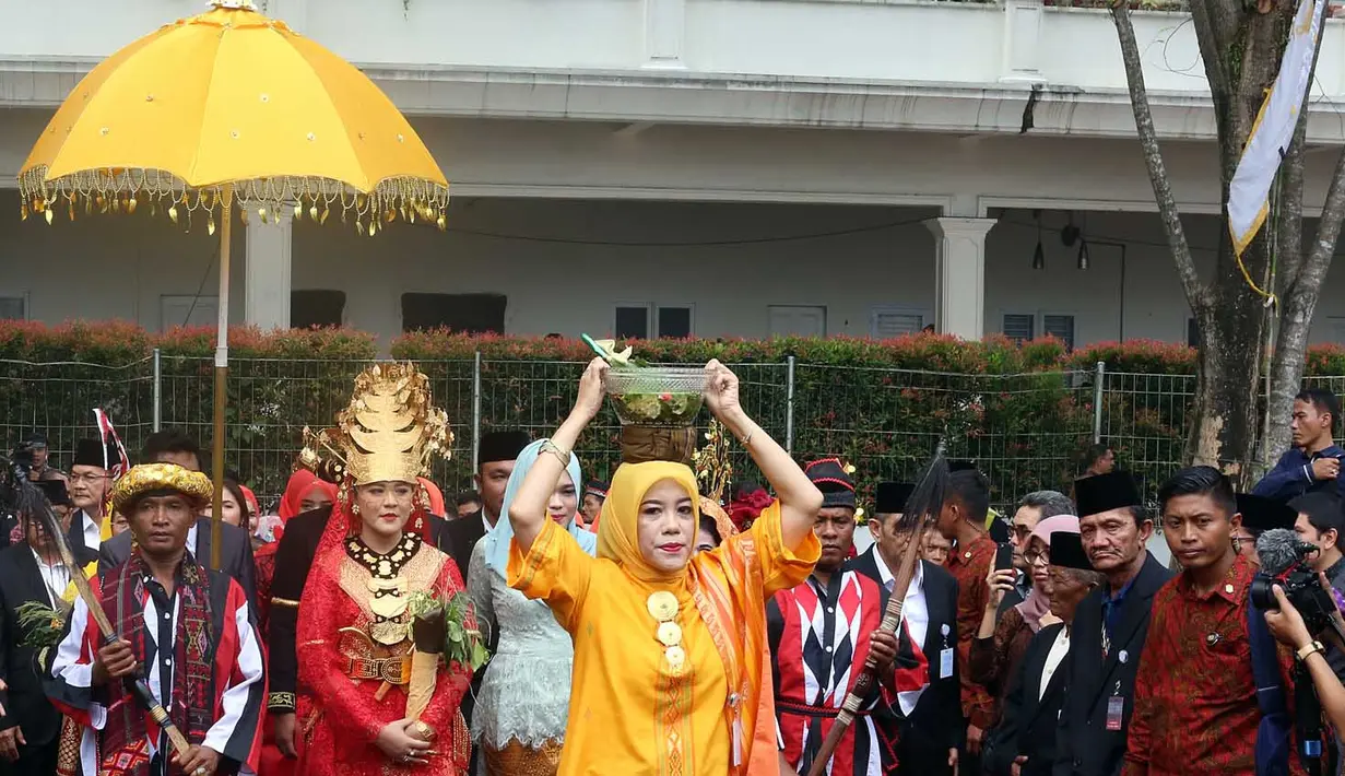 Acara dilanjutkan dengan menortor sesi kedua. Acara yang digelar sejak Jumat malam hingga Sabtu pagi. Selanjutnya acara dilanjutkan hingga siang. Dan ditutup dengan berfoto bersama kedua mempelai bersama dengan keluarga besarnya.(Deki Prayoga/Bintang.com)