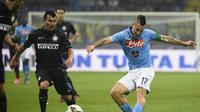 Gary Medel bayangi Marek Hamsik (OLIVIER MORIN / AFP)