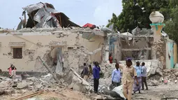 Sebuah bangunan rusak di lokasi ledakan bom mobil di luar kantor pemerintah lokal di Mogadishu, Somalia, (10/9). Menurut polisi Somalia dan pekerja penyelamat, enam orang tewas dan 16 luka-luka akibat ledakan tersebut. (AFP Photo/Abdi Haji Hussein)
