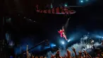 Machine Gun Kelly tampil di FirstEnergy Stadium, Cleveland, Ohio, Amerika Serikat, 13 Agustus 2022. Machine Gun Kelly muncul di atas panggung tepat setelah jam 9 malam, tergantung dari helikopter prop sambil menyanyikan lirik "Born with Horns." (Photo by Amy Harris/Invision/AP)