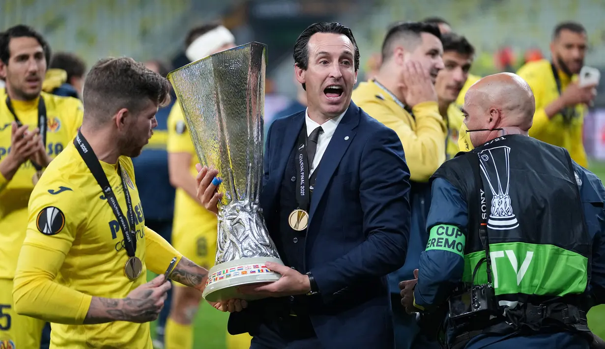 Unai Emery benar-benar meraih gelar keempat Liga Europa bersama Villarreal. Dalam laga final yang digelar di Gdansk Stadium, Polandia, 26 Mei 2021, Villarreal mengalahkan favorit juara Manchester United melaui melalui adu penalti dengan skor 12-11. (AFP/Michael Sohn/Pool)